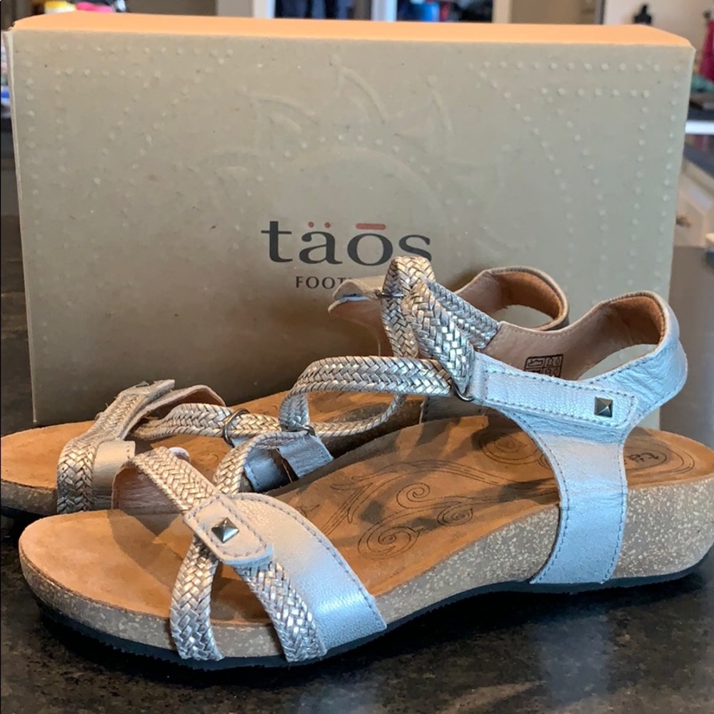 NWT Taos Silver Sandal